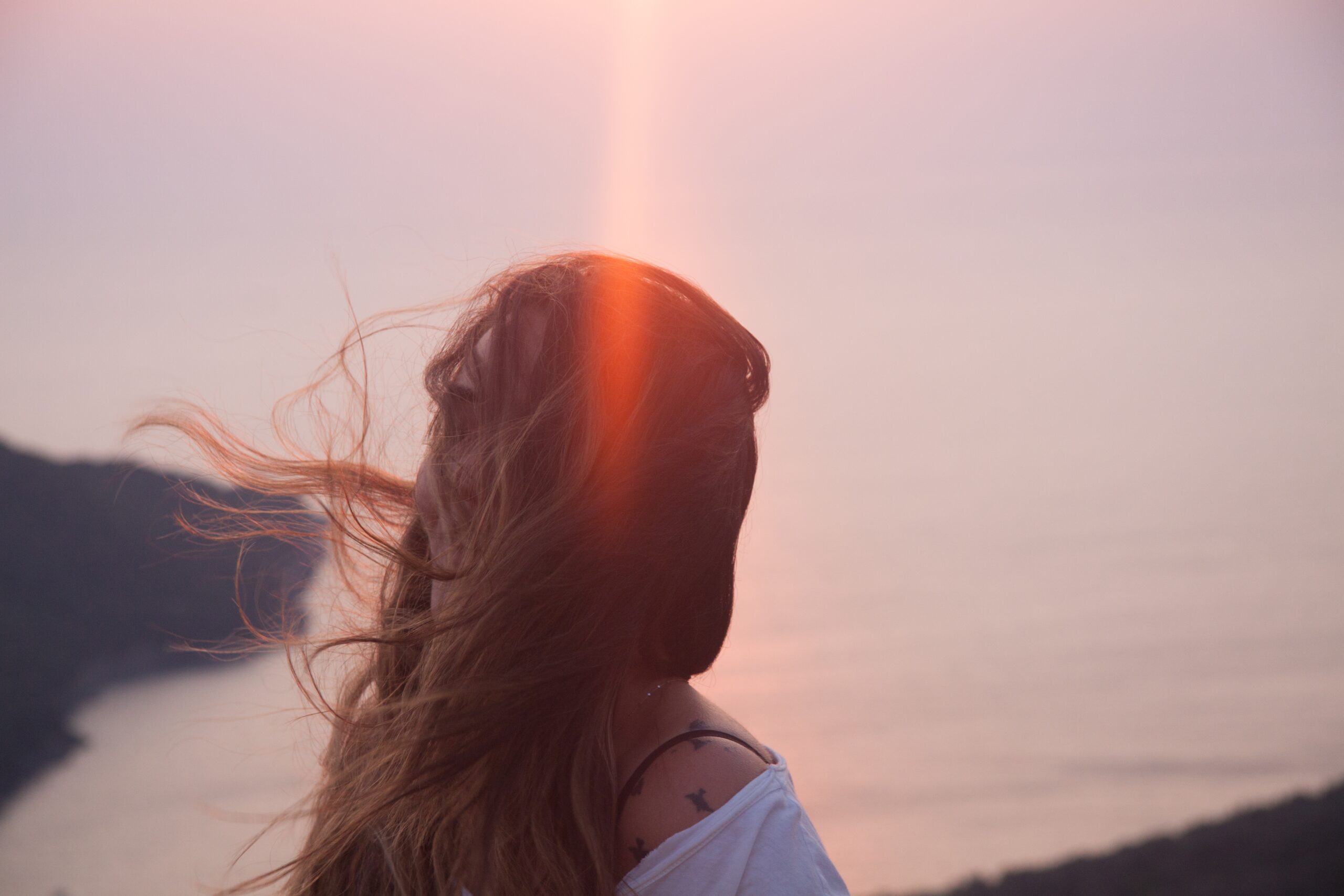 Daño en el cuero cabelludo: cómo el sol, el cloro y el calor afectan tu cabello y cómo prevenirlo clínicamente