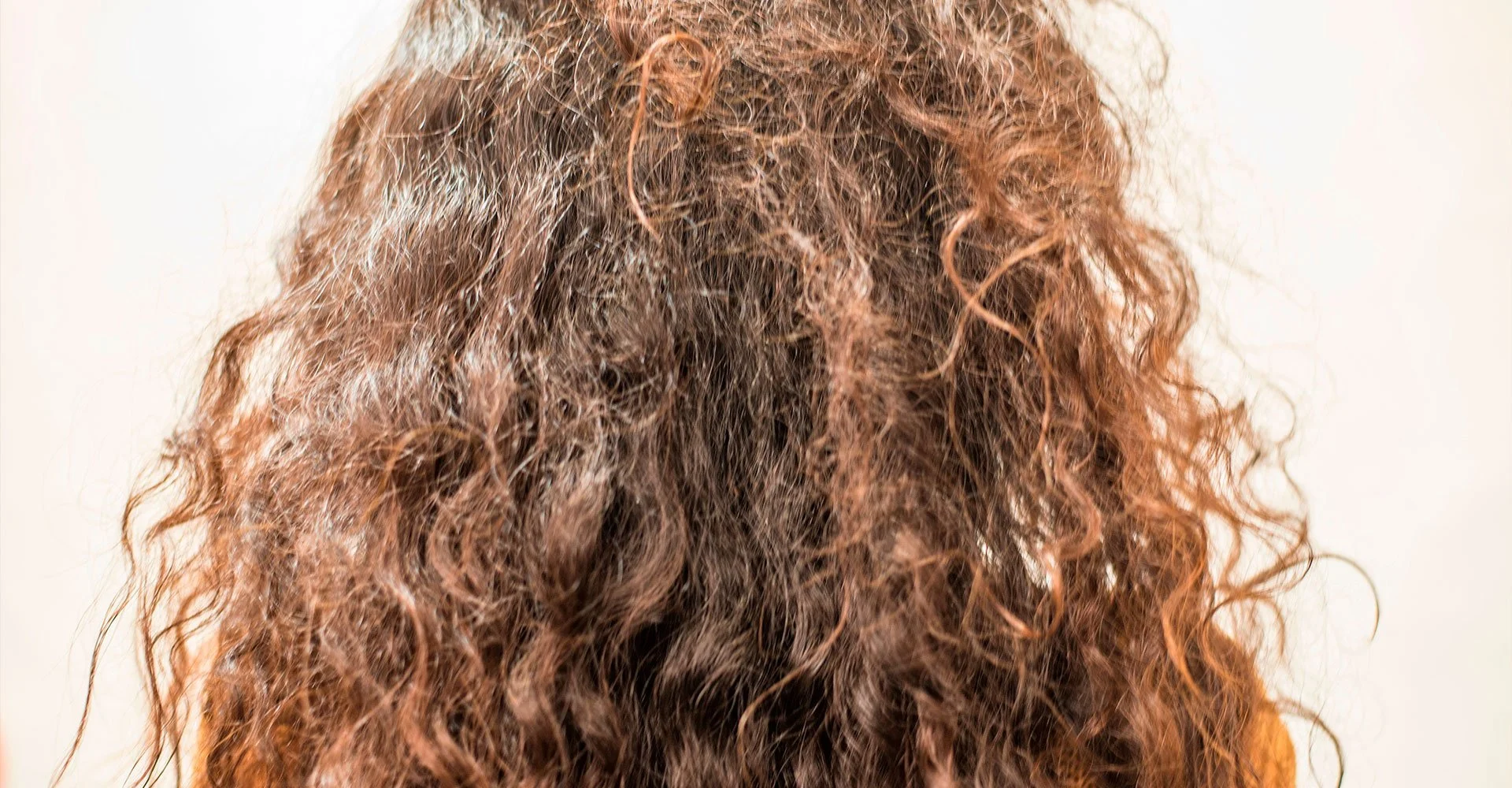 Cabello rizado y caída: por qué ocurre y cómo prevenirla
